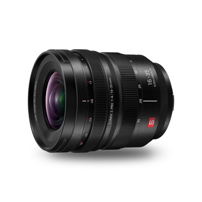 A LUMIX S sorozatú S-R1635 objektív fényképen