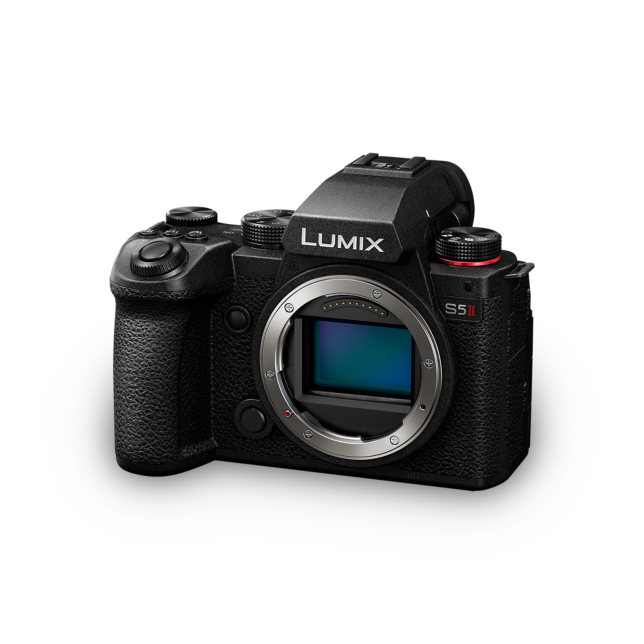 A LUMIX S5II full-frame tükör nélküli gép DC-S5M2 fényképen