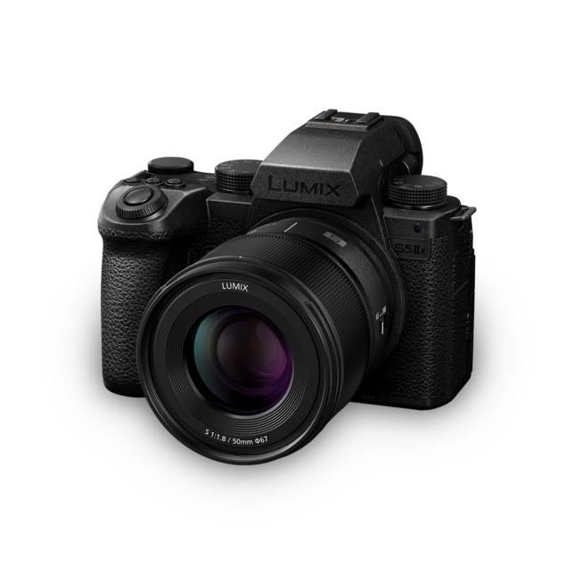 A LUMIX S5IIX full-frame tükör nélküli gép DC-S5M2XC fényképen