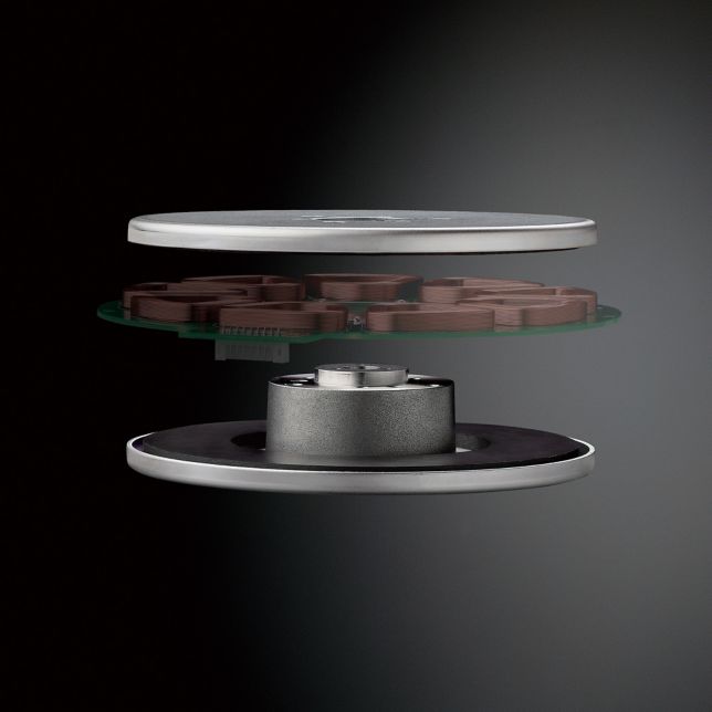 Μοτέρ άμεσης κίνησης χωρίς πυρήνα που επιτυγχάνει σταθερή περιστροφή