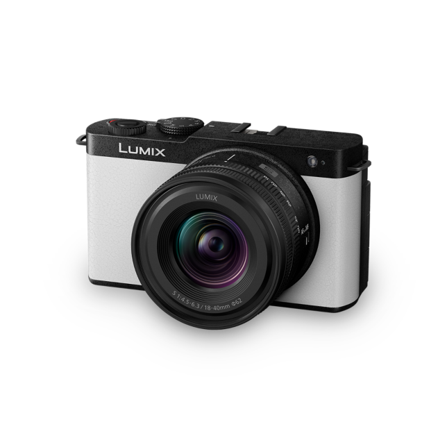 Foto van LUMIX S9 full-frame systeemcamera met 18-40mm lens