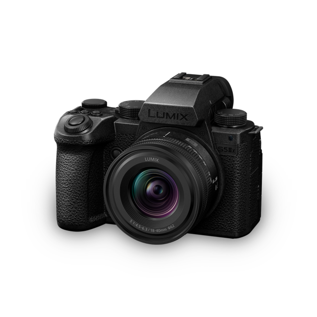 A LUMIX S5IIX full-frame tükör nélküli gép DC-S5M2XN fényképen