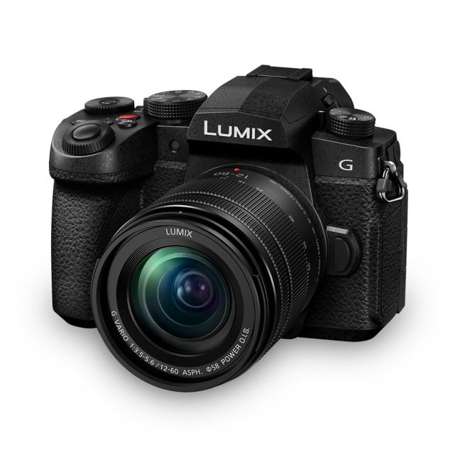 Foto van LUMIX G97 Micro Four Thirds systeemcamera met LUMIX 12-60mm lens