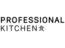 Logo „Professional Kitchen”, mustad suurtähed, sõna „Kitchen” all on väike hiina kirjamärk.