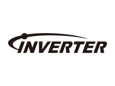 „Inverterio logotipas“, paryškintos stilizuotos juodos raidės su išlenkta linija, einančia virš teksto.