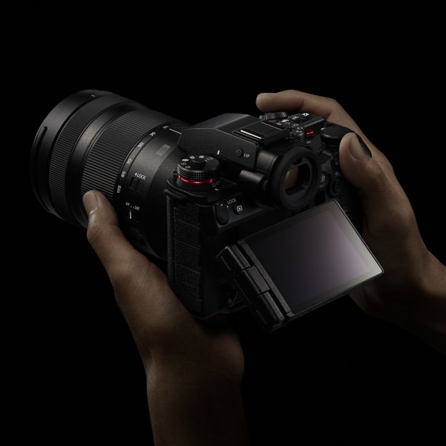 Tilt and free-angle monitor