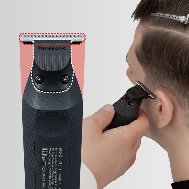 Közeli kép a T-alakú ER-XT70 trimmelőről oldalszakáll vágásakor