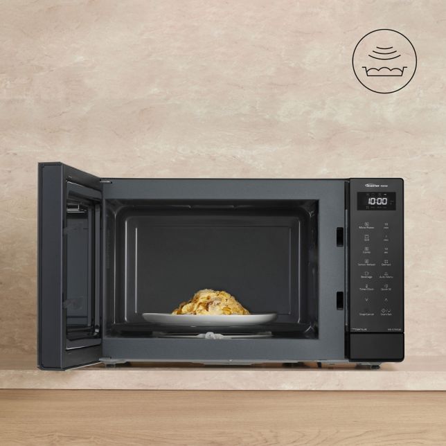 Panasonic GT sorozatú mikrohullámú sütő nyitott ajtóval egy konyhapulton, benne egy tányér tészta.