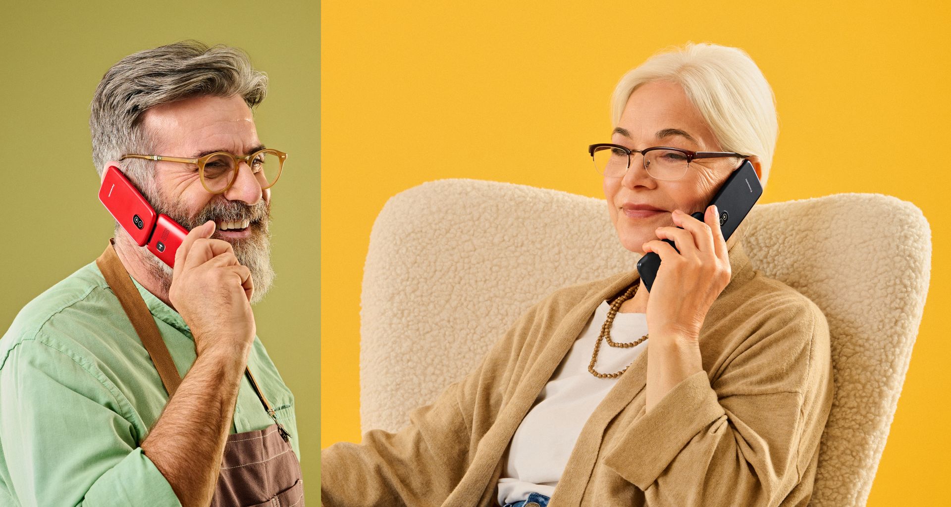 Doi vârstnici, pe un fundal colorat în nuanțe de galben și verde, țin la ureche telefoane Panasonic KX-TU410 (negru și roșu).