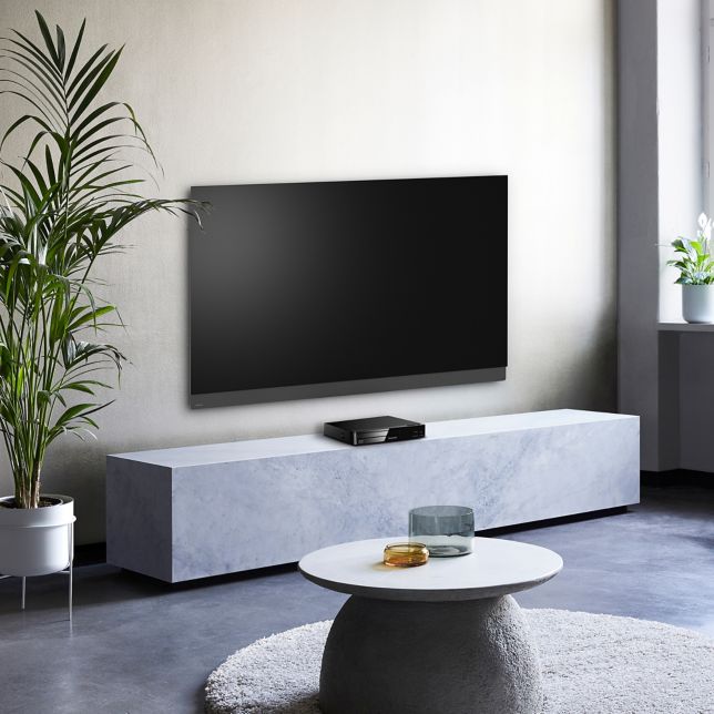 Tenký a kompaktní design Blu-ray přehrávače nabízí flexibilní umístění v různých interiérech